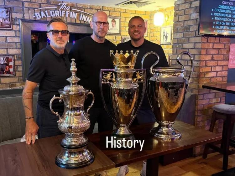 不看名字你认得出吗？3位曼联名宿合影，左边这位球迷惊呼没认出